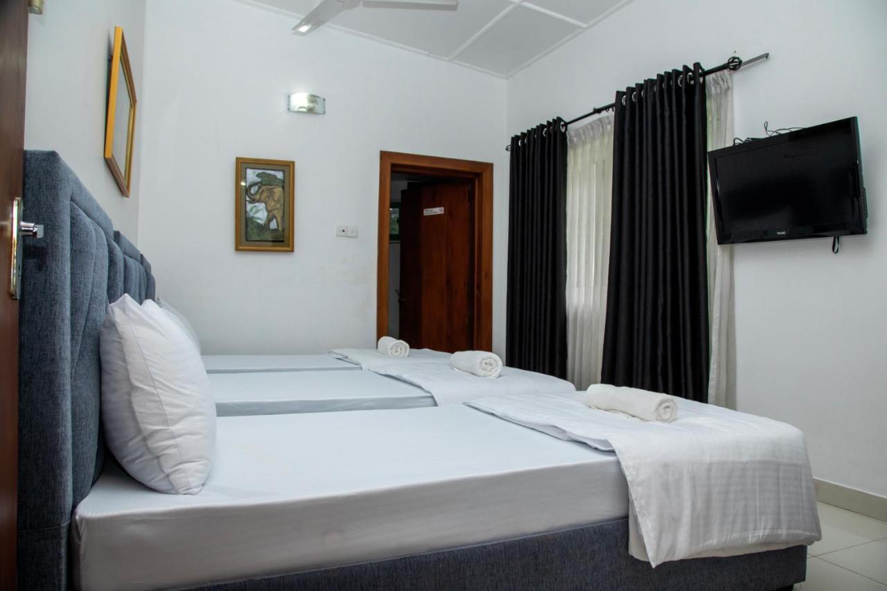 Funk Bunks - By The Lake Kandy Exteriér fotografie