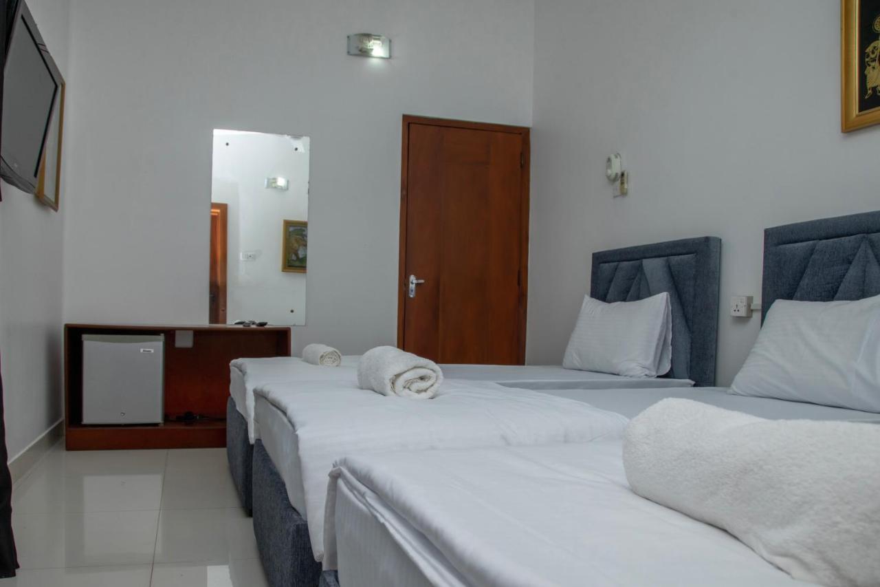Funk Bunks - By The Lake Kandy Exteriér fotografie