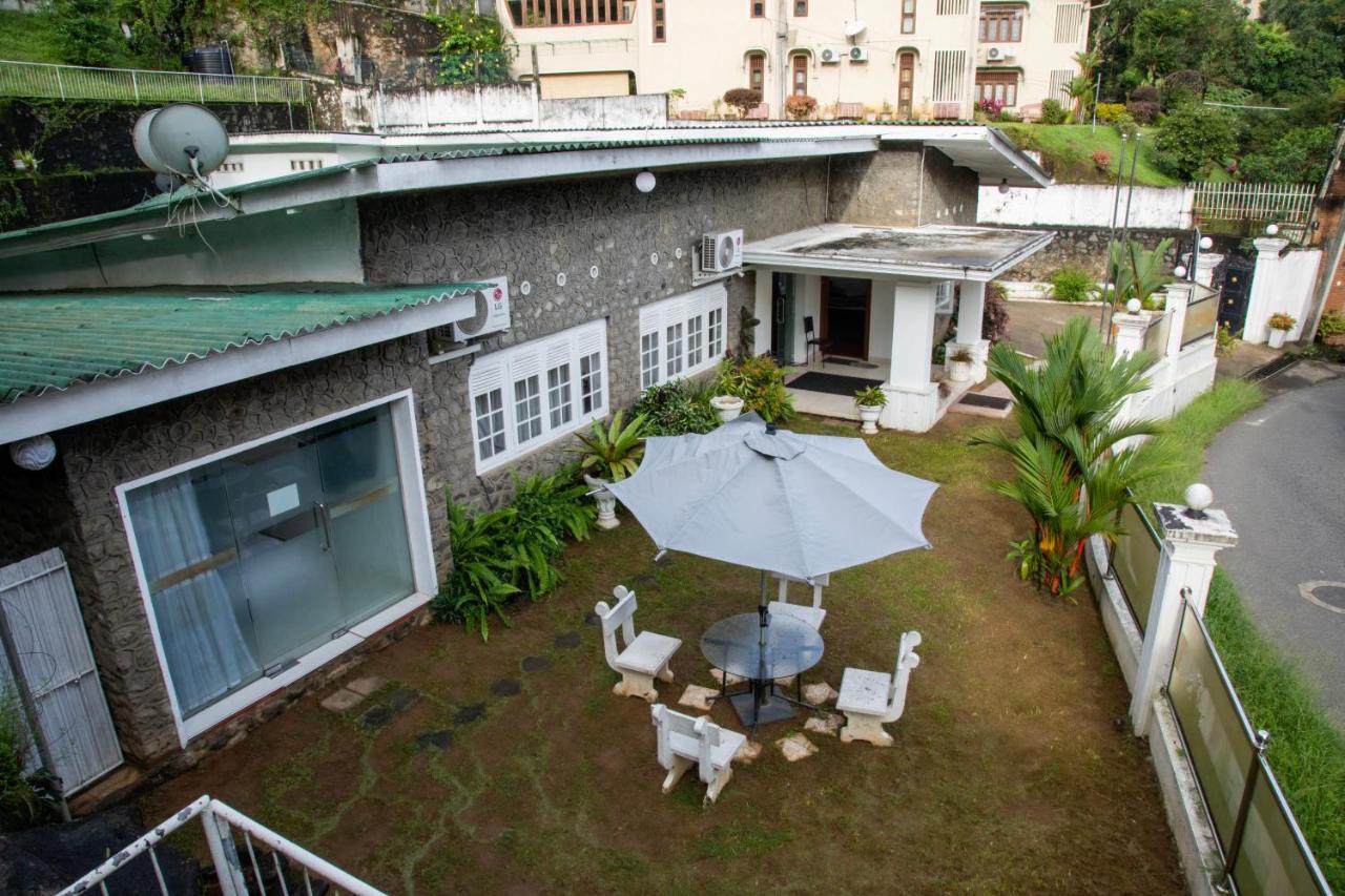 Funk Bunks - By The Lake Kandy Exteriér fotografie