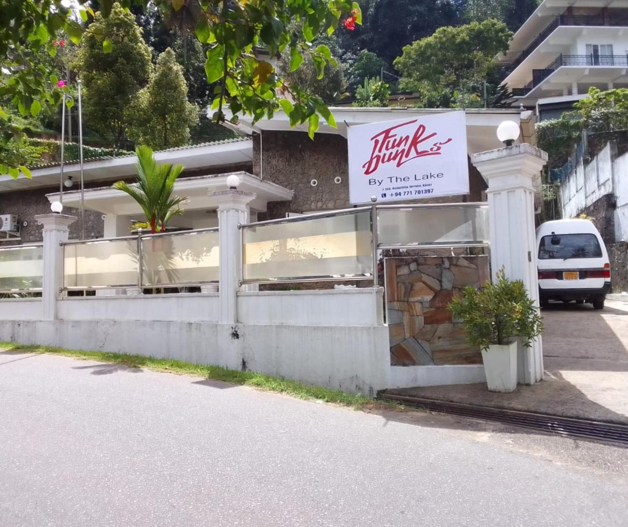 Funk Bunks - By The Lake Kandy Exteriér fotografie
